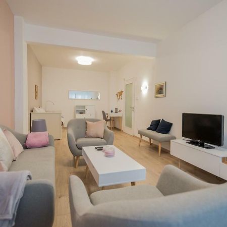 Chic And Spacious Apartment In Central Sofia - Patriarh Evtimiy By Flat Mаnager Kültér fotó